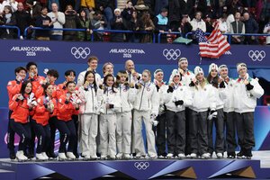 フィギュア団体戦で銀メダルを獲得した日本チーム(左)。優勝した米国(中央)、3位のイタリア=西岡臣撮影