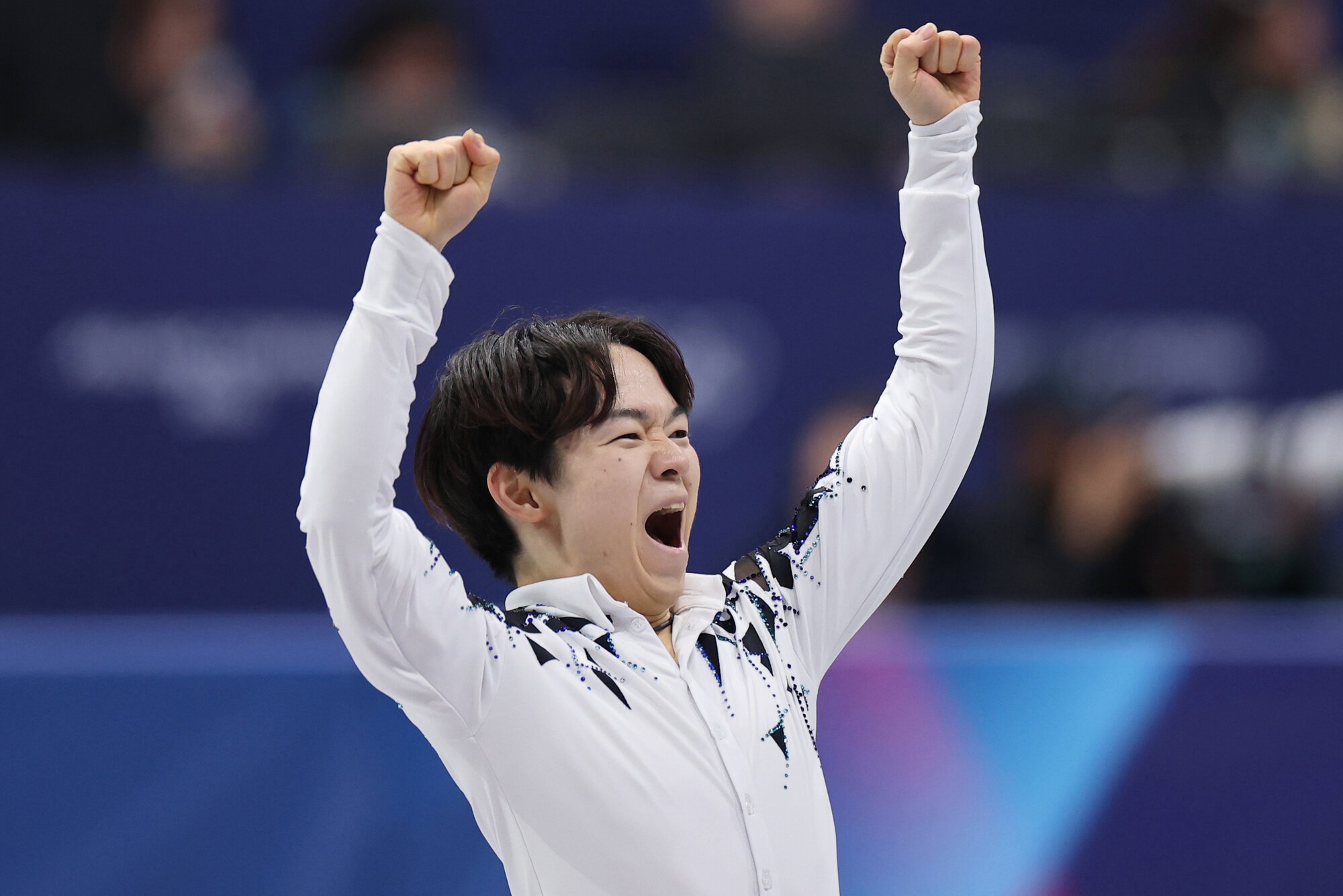 ミラノ･コルティナ冬季オリンピック(五輪)フィギュア団体戦の男子SPの演技を終え、拳を突き上げる鍵山優真=西岡臣撮影