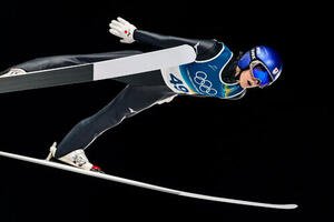 スキージャンプ男子ノーマルヒル1回目のジャンプを飛んだ小林陵侑(AP)