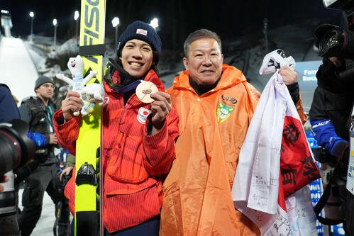 銅メダルに輝き父の学さん(右)と笑顔を見せる二階堂蓮(撮影･パオロ　ヌッチ)