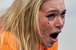 スピードスケート女子1000メートルで金メダルを獲得したユタ･レールダム。涙で化粧が落ち、目から頬が黒くなっていた(AP)