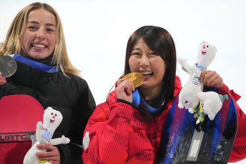 女子ビッグエア決勝　金メダルを獲得した村瀬心椛はメダルをかむポーズ(AP)