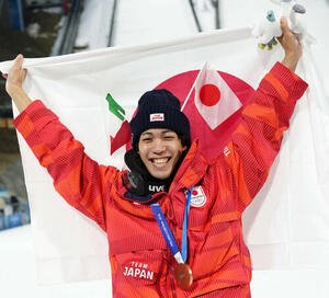 銅メダルに輝いた二階堂蓮は日の丸を手にポーズを決める(撮影･パオロ　ヌッチ)
