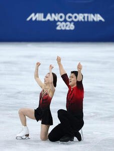 団体ペアSPの演技を終えガッツポーズする三浦(左)、木原組(撮影･前田充)