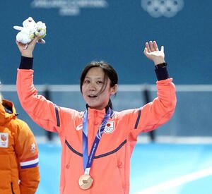 女子1000メートルで銅メダルを獲得し、表彰台で笑顔を見せる高木(撮影･前田充)