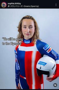 ユニホーム姿のリュージュ女子2人乗りの米国代表となるソフィア･カークビー(カークビーのインスタグラムから)