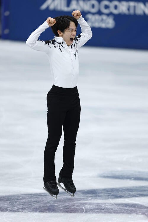 2月7日　団体男子SPの演技を終え、跳び上がって喜ぶ鍵山優真