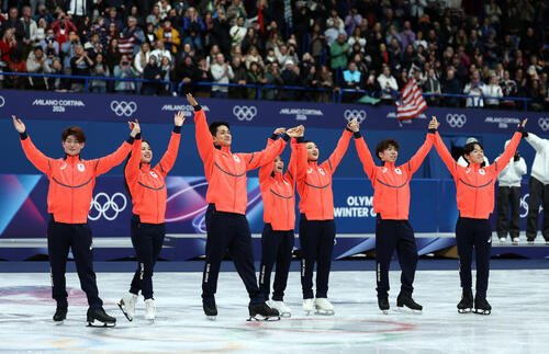 8日、フィギュアスケート団体で銀メダルを獲得した日本の選手たち