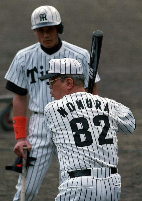 98年11月、秋季キャンプで新庄(奥)に打撃指導する野村監督
