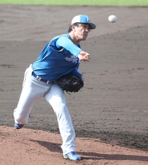 ライブ打撃で投球する日本ハム北山(撮影･黒川智章)