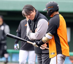 巨人石塚(右)は松井秀喜臨時コーチに指導を請う(撮影･浅見桂子)