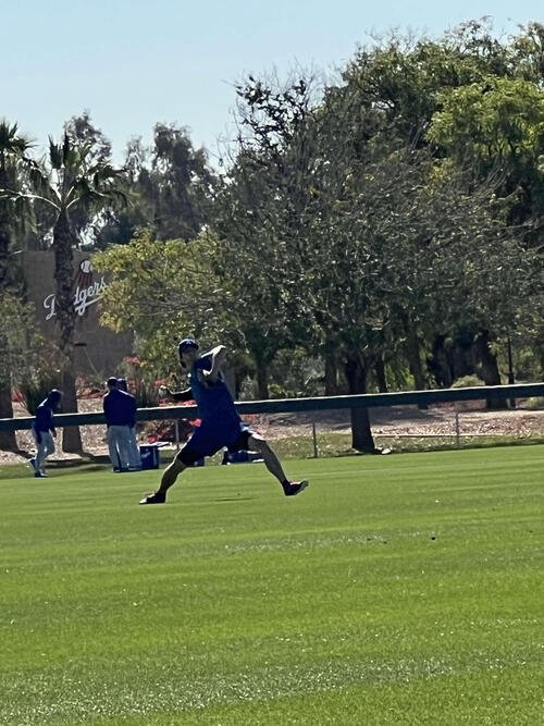 大谷は最長約90メートルまで距離を延ばして遠投を繰り返す