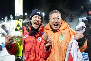 銅メダルに輝き父の学さん(右)と笑顔を見せる二階堂蓮(撮影･パオロ　ヌッチ)