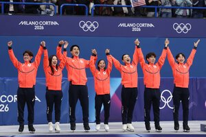 フィギュア団体で銀メダルを獲得し表彰式に臨む日本の選手たち=西岡臣撮影