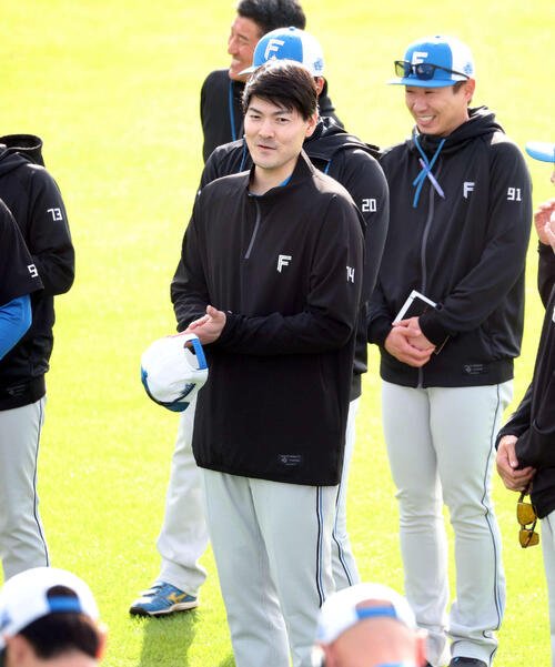 チームに合流しあいさつする日本ハム有原(撮影･黒川智章)