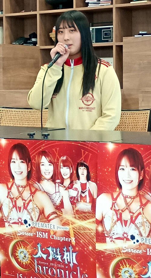 ジャージーを着て会見に臨んでいた暁千華だったが…