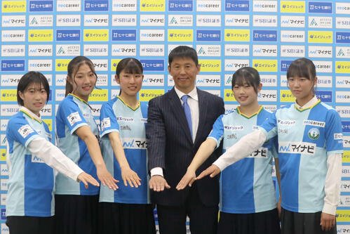 新加入選手会見に臨んだマイナビ仙台･左からMF篠田、FW津田、DF岩城、須永監督、MF菊地、FW松井(撮影･高橋香奈)