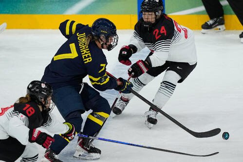 日本対スウエーデン　競り合う日本の選手たち(AP)