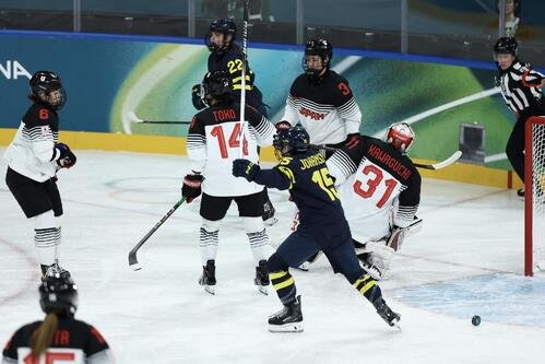 日本対スウェーデン　第1ピリオド、スウェーデンに先制を許した日本の選手たち(撮影･前田充)