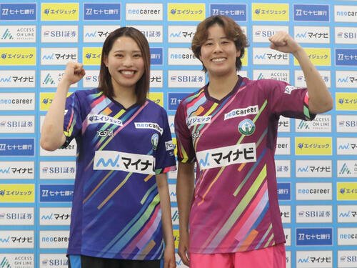 復興応援ユニフォームを着用したマイナビ仙台FW広沢(左)とGK伊藤(撮影･高橋香奈)