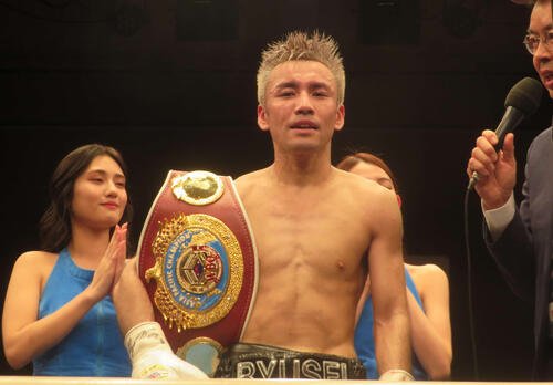 3度目の防衛に成功し、勝者インタビューを受けるWBOアジア･パシフィック･スーパーフライ級王者川浦龍生