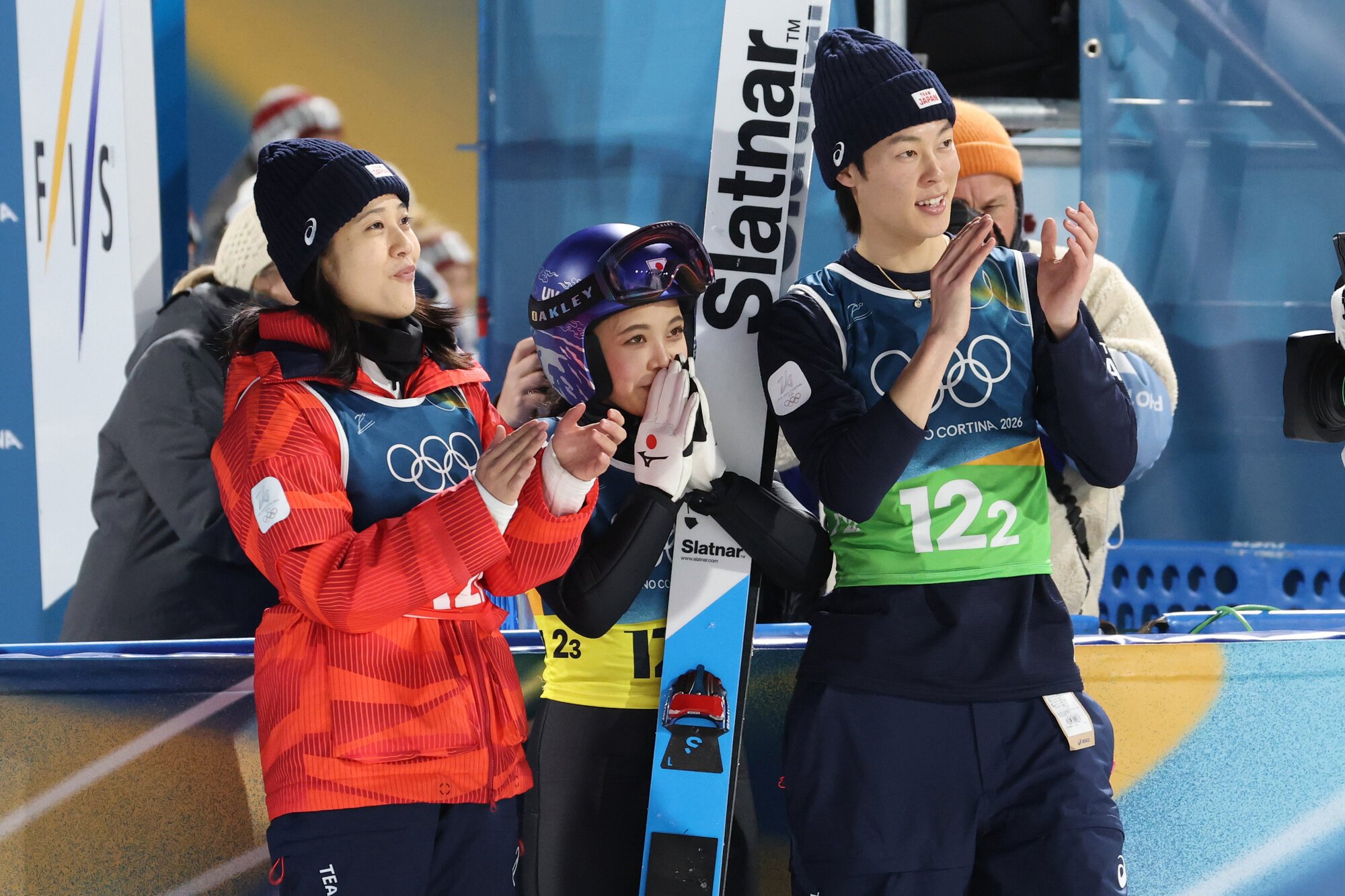 スキージャンプ混合団体で、2回目のジャンプを終えた高梨沙羅(中央)の得点を確認する丸山希(左)と小林陵侑=小林一茂撮影