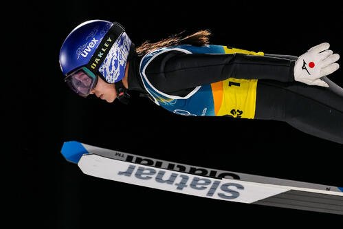 スキージャンプ混合団体　高梨沙羅の1回目の飛躍(AP)