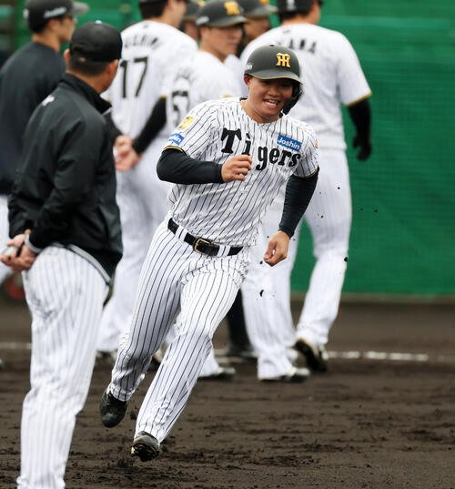 ベースランニングする森下翔太(2026年2月9日撮影)
