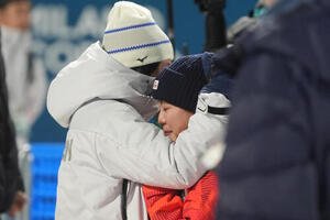 混合団体で銅メダルを獲得し、伊藤有希(左)に抱きしめられる高梨沙羅(撮影･パオロ　ヌッチ)