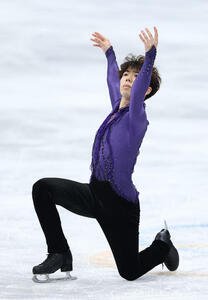 男子SPで演技する佐藤(撮影･前田充)