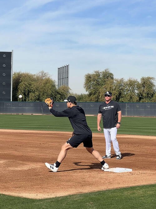 特別アシスタントのネビン氏が見守る中、村上は一塁で捕球練習を繰り返す。
