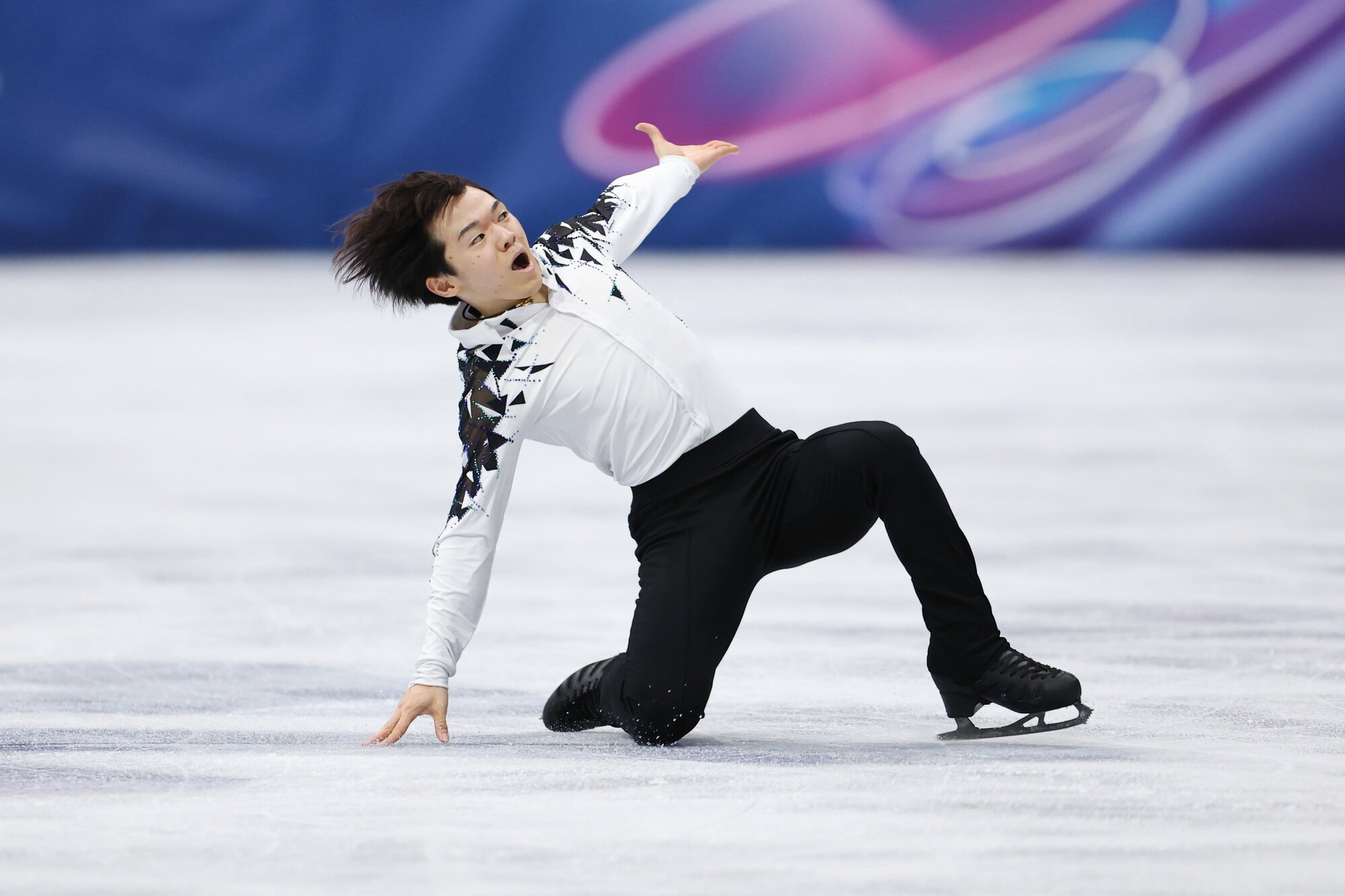フィギュア男子SPで演技する鍵山優真=西岡臣撮影