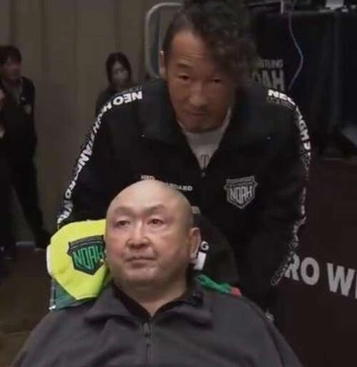 丸藤正道(後ろ)が大谷晋二郎の車いすをアシストした(ノア公式Xから)