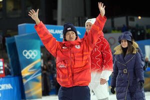 銅メダルに輝き歓声に応える二階堂蓮(撮影･パオロ　ヌッチ)