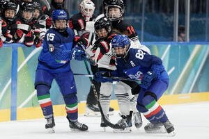 日本対イタリア　第3ピリオド、相手選手と競り合う浮田(中央)(撮影･前田充)