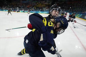 日本対スウェーデン　第3ピリオド、相手選手と激しく競り合う床(撮影･前田充)