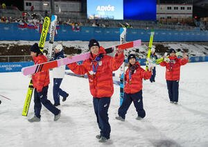 ジャンプ混合団体で銅メダルを獲得し表彰式を終えて引き揚げる、左から二階堂、小林、高梨、丸山(撮影･パオロ　ヌッチ)