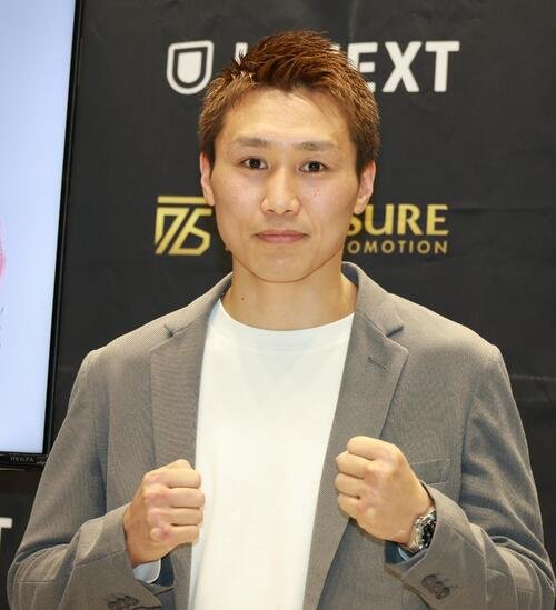 タパレスとの対戦を発表した小国(撮影･中島郁夫)