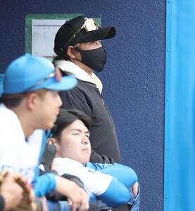 日本ハム対楽天　試合を見つめる新庄監督(撮影･黒川智章)