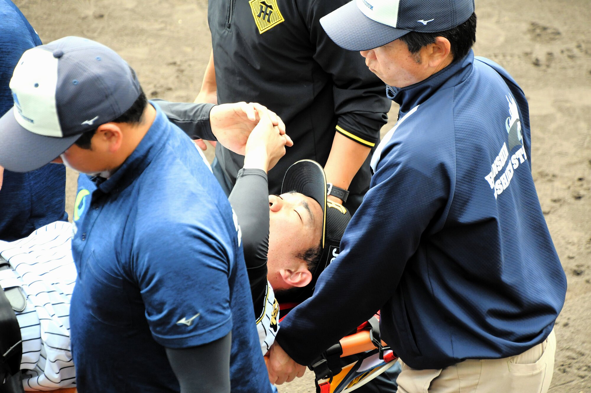 左足を痛め、担架で運ばれる阪神の石井大智