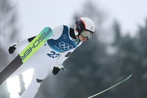 ノルディック複合男子個人ノーマルヒル前半、ジャンプをする山本涼太=小林一茂撮影