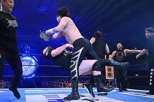 成田蓮にベルトで殴打されるウルフアロン(新日本プロレス公式Xから)