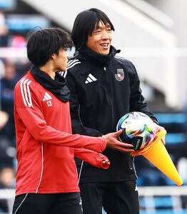 U－18Jリーグ選抜対日本高校サッカー選抜　ウオーミングアップで選手と話すU－18Jリーグ選抜中村コーチ(撮影･野上伸悟)