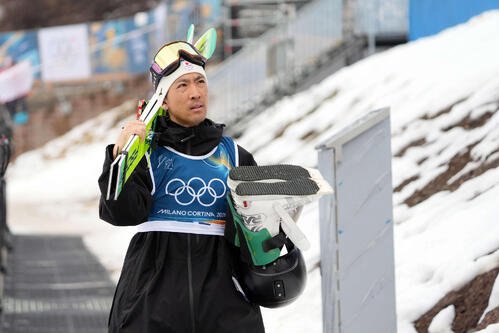 ノーマルヒルで豪快なジャンプを見せ引き揚げる渡部暁(撮影･パオロ　ヌッチ)