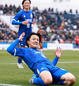 U－18Jリーグ選抜対日本高校サッカー選抜　前半、先制ゴールを決め喜ぶ日本高校サッカー選抜の帝京･宮本(撮影･野上伸悟)