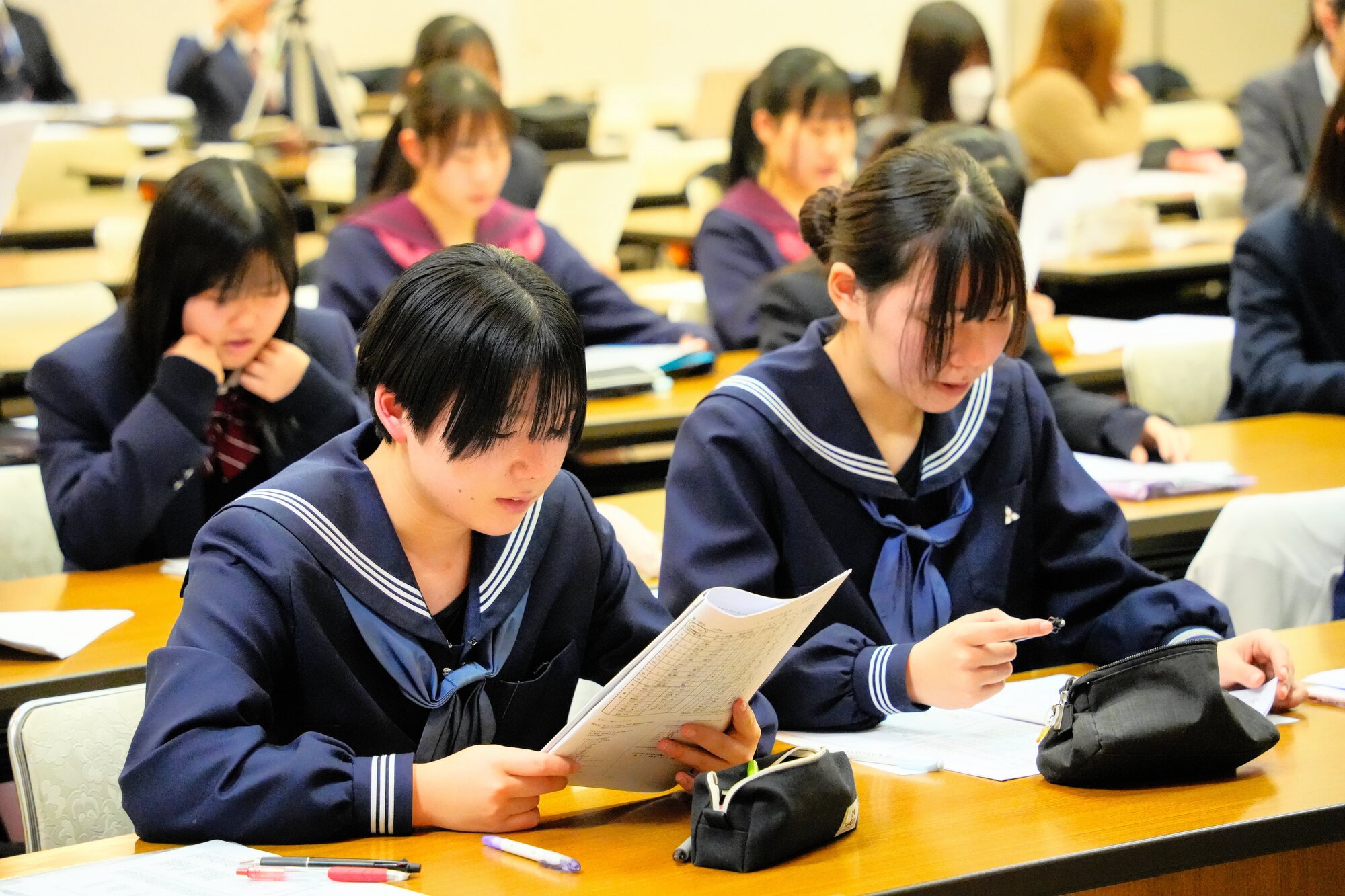 発声の練習をする生徒たち=2026年2月11日午前11時1分、金沢市常盤町、杜宇萱撮影