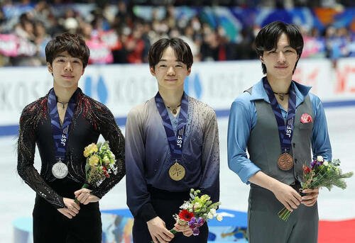 左から佐藤駿、鍵山優真、三浦佳生(2025年12月撮影)