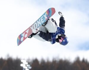 スノーボード女子ハーフパイプ予選、清水さらの2回目の演技＝関田航撮影