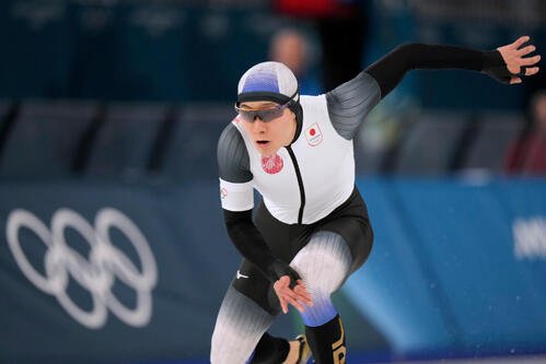 スピードスケート男子1000m決勝で滑走する森重航(AP)