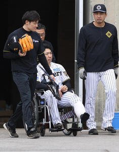 車椅子で運ばれる阪神石井(撮影･上山淳一)
